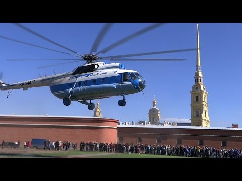 Вертолёт красиво взлетает над Петропавловской крепостью