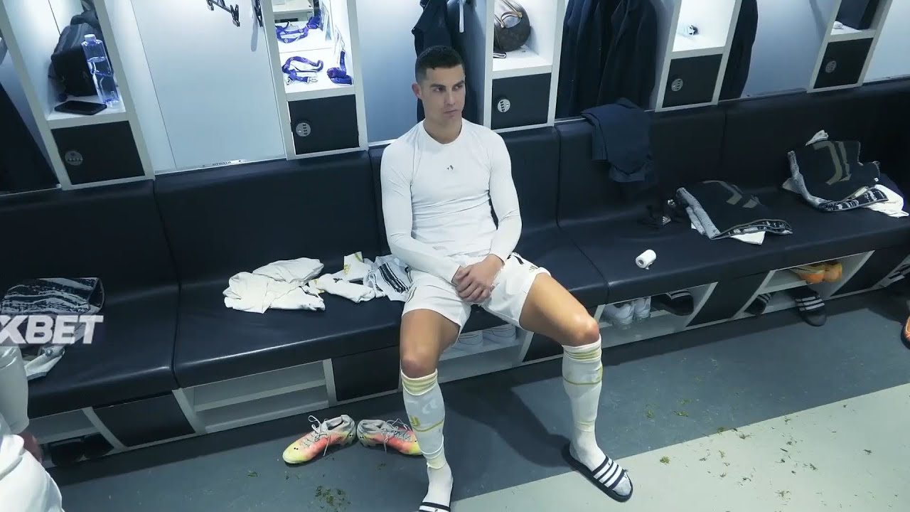 Роналду в матче ЛЧ с "Порту" / Раздевалка "Ювентуса" во время матча / Послематчевые слёзы