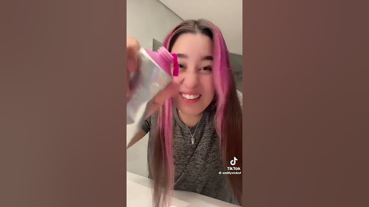 Emily Vick pintando o cabelo #dosrosas #emillyvickof