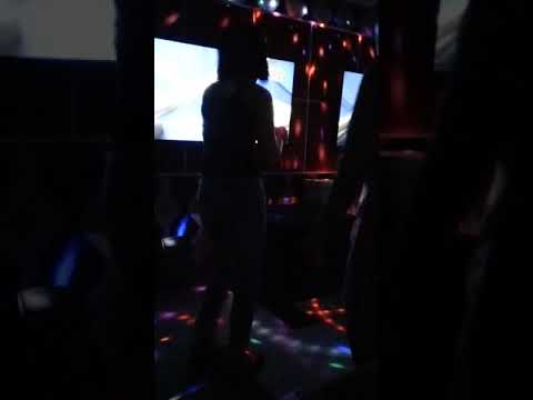 Pemandu lagu buka2an di dlm room