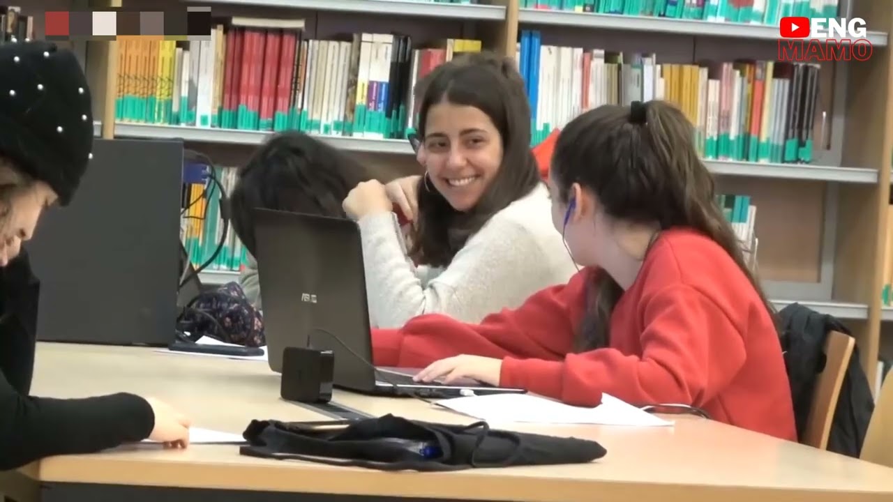 2 | لن تصدق ماذا يفعل هذا الشاب في مكتبة الجامعة، أتحداك ما تفرط من الضحك😂 |مترجم