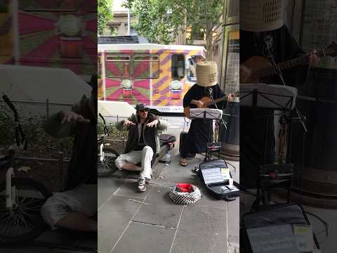 حرکت غیر عادی خواننده خیابانی صورتشو پوشونده فقط اون که کنارش ادا درمیاره Singers 