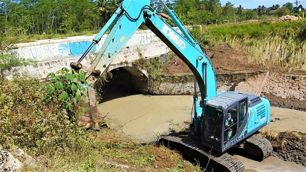 Kobelco SK200 Excavator Working On The Irrigation Canal - YouTube