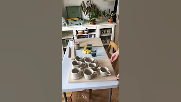 صنع اكواب من عجينة السيراميك Afternoon Ceramics Handmadeceramics Illustratedceramics 