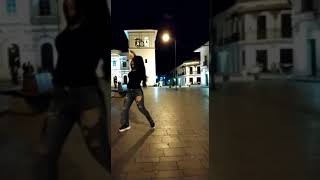 Chica colombiana bailando Canción Movida