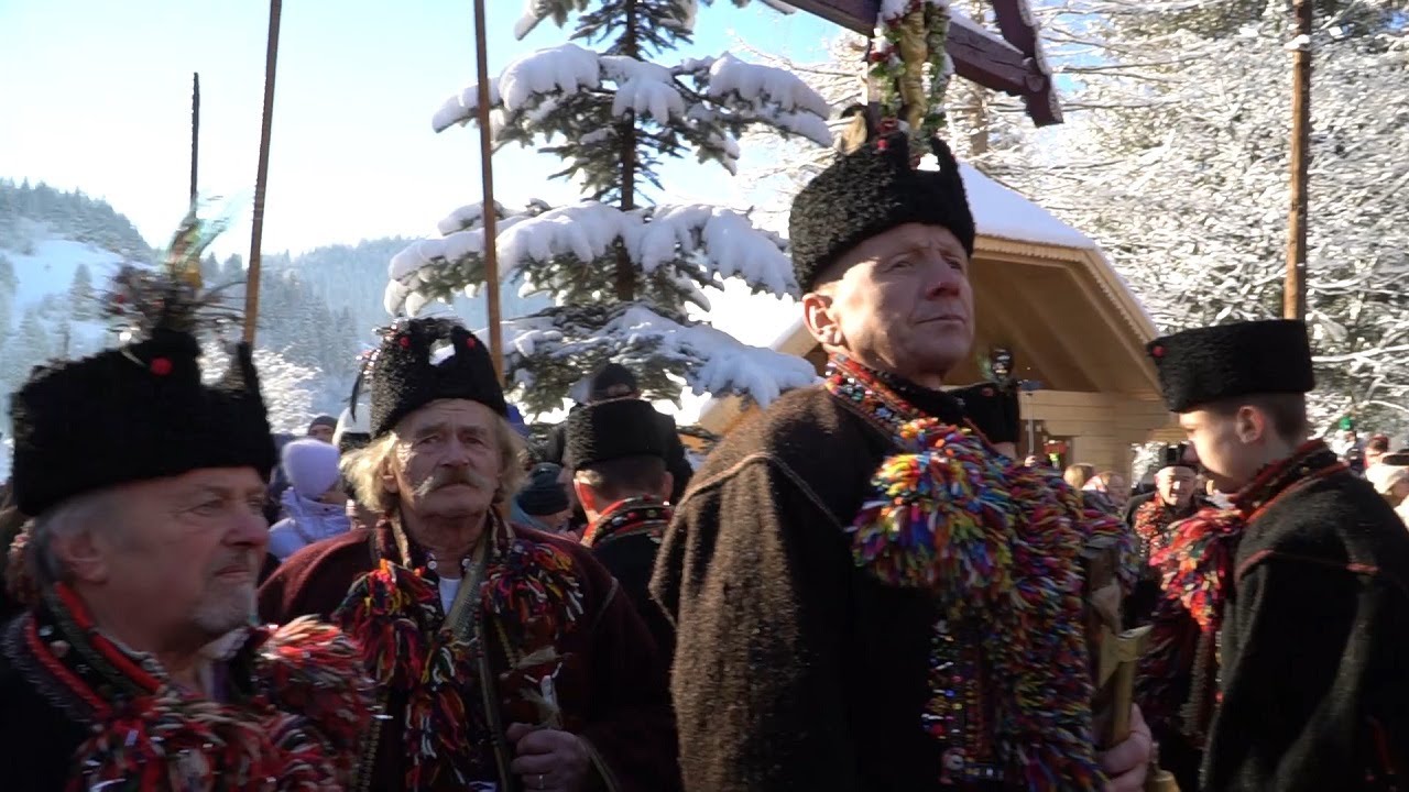 Різдво в Криворівні. Благословення колядників. Церква Різдва Пресвятої Богородиці.