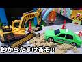 はたらくくるまのキャタピラーのショベルカー大活躍！砂で動けないタクシーを助けるぞ！同じ色の車と車庫はどれかな？