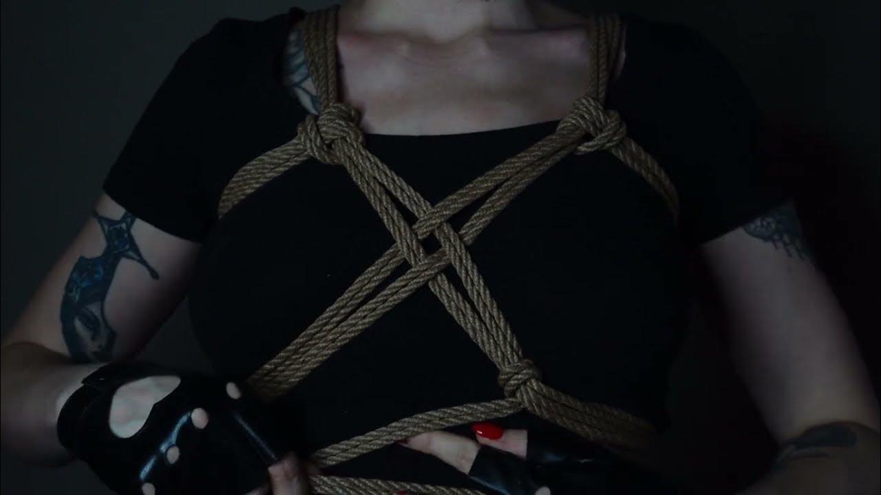 Еркек әйелінің көзінше көсегін сорып жалайды.