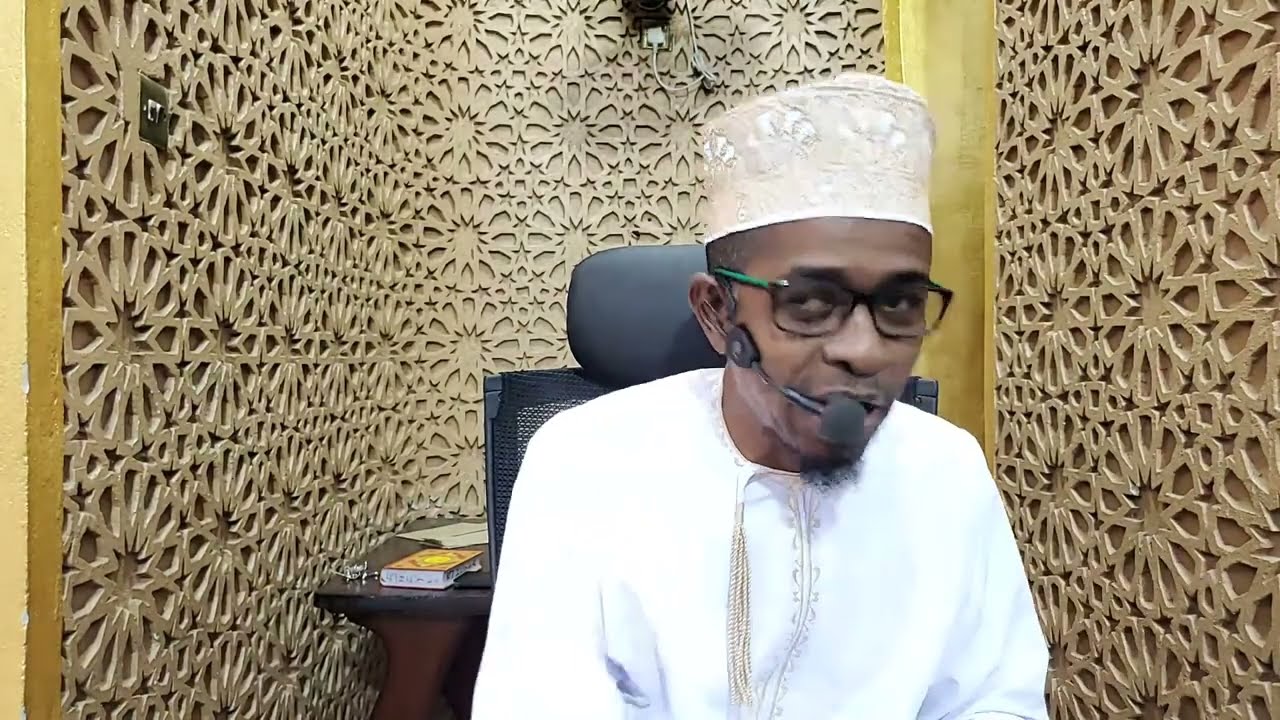 TWAJIVUNDISHA NINI KATIKA KUSHIKWA MWEZI NA JUA ?