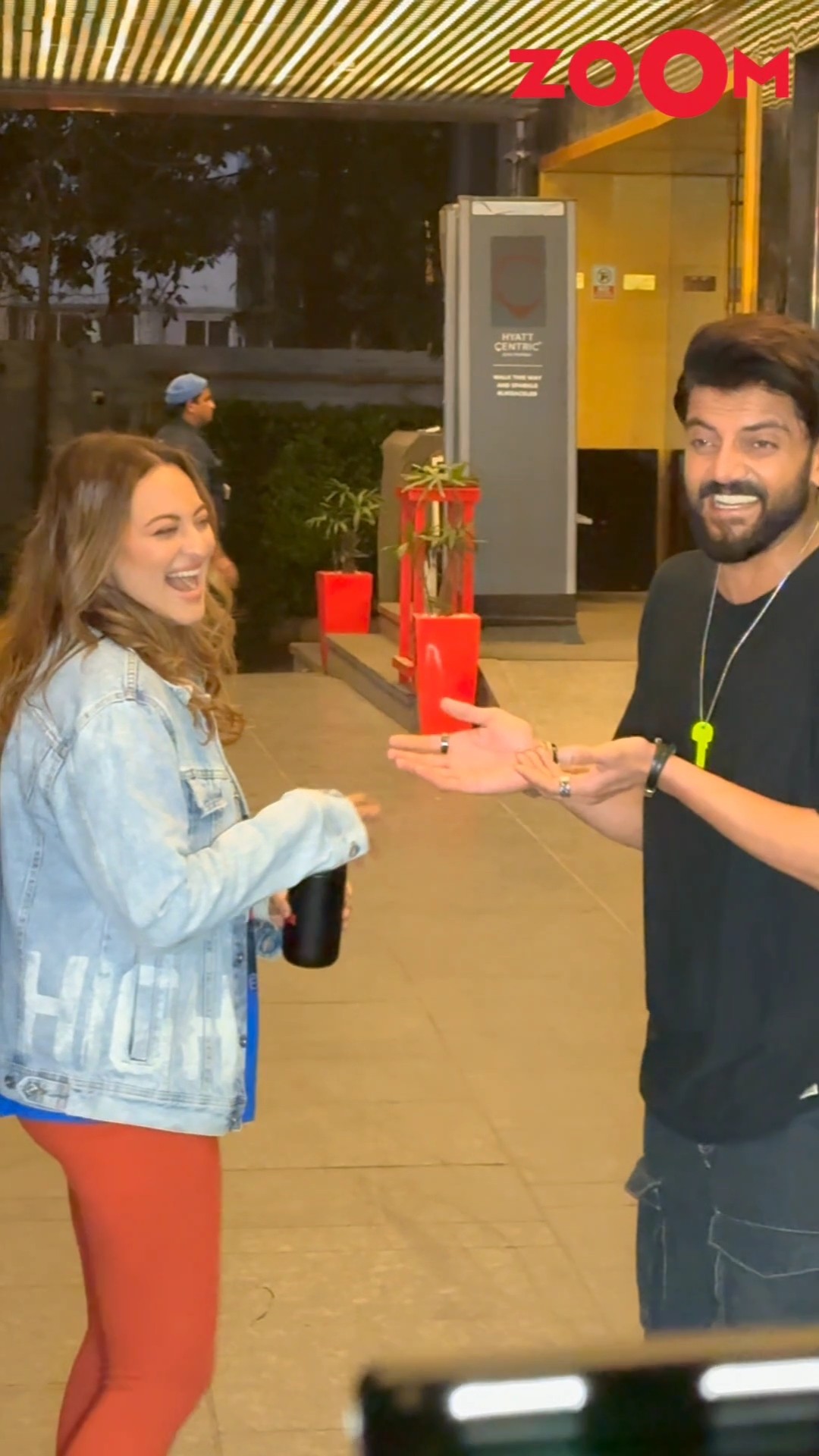 Sonakshi Sinha \u0026 Zaheer Iqbal's cute PDA in front of paps in the city ? #shorts #sonakshisinha