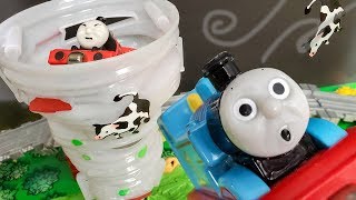 にげろー！嵐だ！きかんしゃトーマスのおもちゃアニメ パーシー ゴードン ヘンリー ジェームス / Thomas & Friends Toy Anime Show