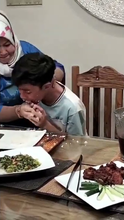 Anak di paksa makan sama ibunya 🥺😭