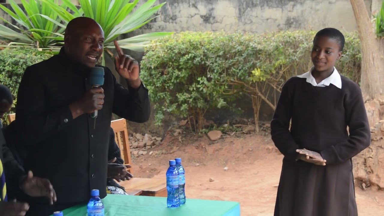 MWANASIASA ALIYEWAPA WANAFUNZI KIAPO CHA UFAULU BAADA YA KUWASAIDIA MIL 32 MKOANI NJOMBE