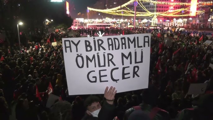 Ekrem İmamoğlu'nun gözaltına alınmasını protesto eden vatandaşlar Güvenpark'ta | Ankara - YouTube