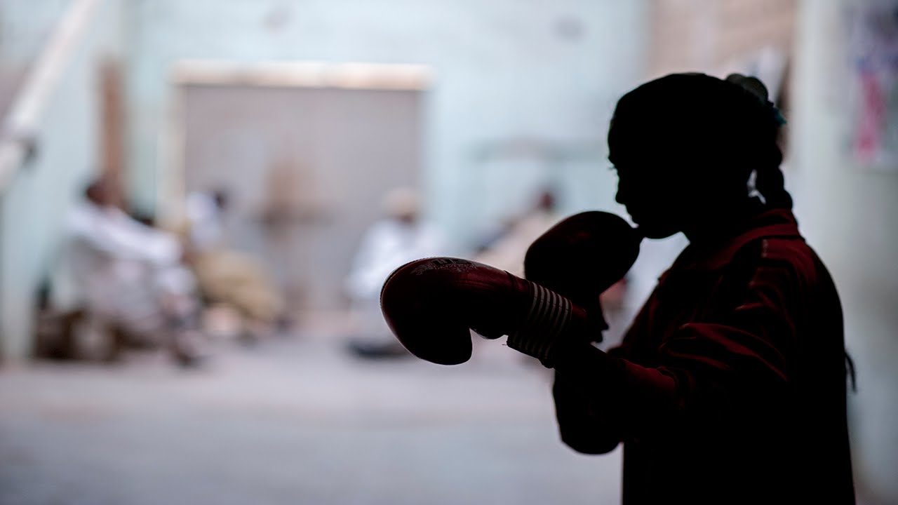 Yetuk ayol meni mushukni yalashga majbur qildi.