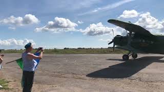 Нереальный взлет и падение Ан-2 в поле на день ВДВ. Смотреть всем до конца.)