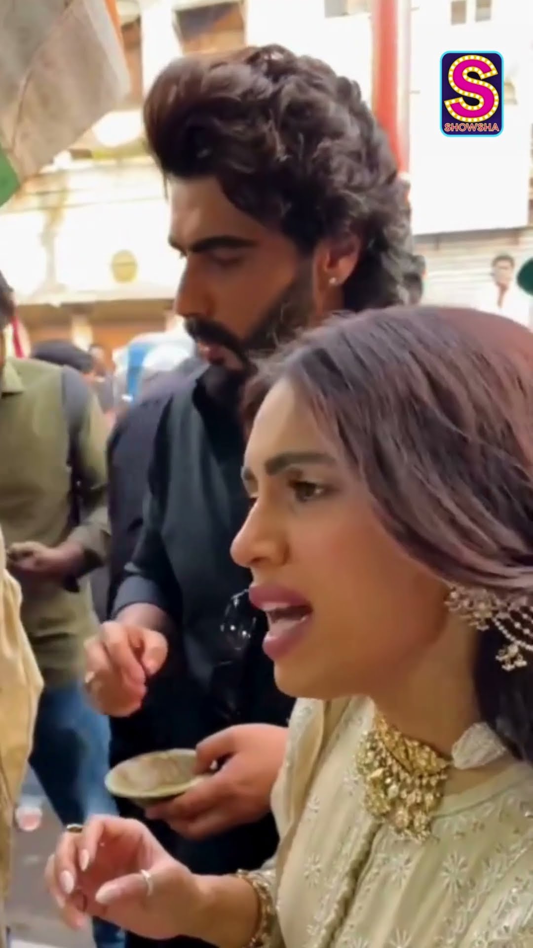 Arjun Kapoor \u0026 Bhumi Pednekar's Chaat Break | #WATCH | N18S