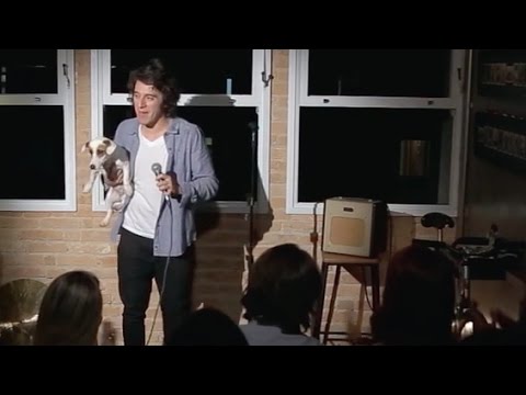 Cachorro atrapalha show de humor