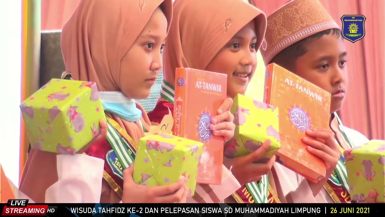 PENGHARGAAN WISUDAWAN TAHFIDZ TERBAIK TAHUN 2021