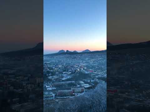 Город Лермонтов на фоне гор-лакколитов Кавказских Минеральных Вод перед рассветом