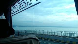 sensasi naik bus lewat jembatan suramadu