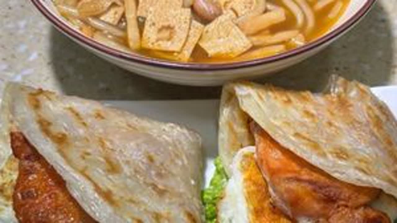 80后陪读妈妈，每天5:20起床给两个高中生做早饭。闺女点名要吃土豆粉，老母亲前几天着急忙慌下单，到货也没看，晚上打开才发现，一股臭烘烘的味道直冲天灵盖。这脑子啊！下错单啦！别的啥也没准备，只能...