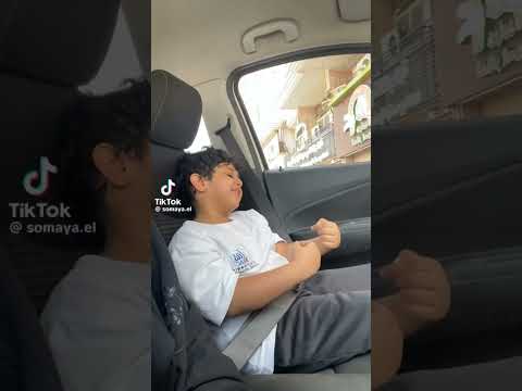 طفل مجروح ومنسجم مع اغنية بلقيس