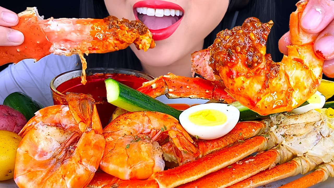 ASMR GIANT KING CRAB SEAFOOD BOIL in KFC NASHVILLE HOT BUTTER SAUCE MUKBANG EATING SOUNDS ASMR Phan