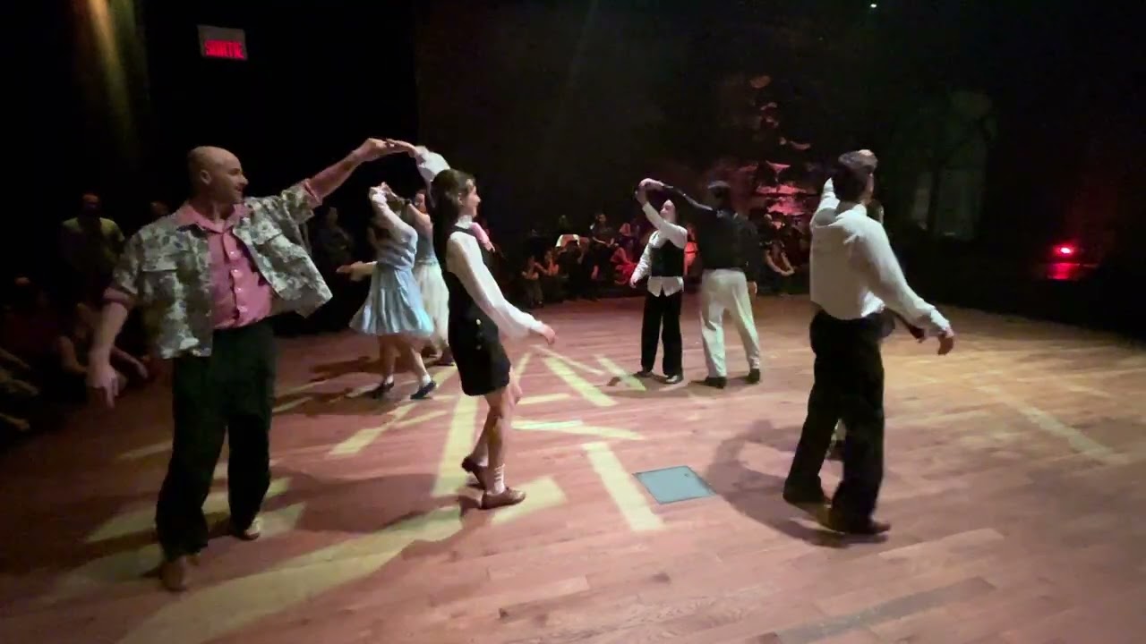 Les manteaux su’l’lit pis les bottes dans l’bain 2026 #3