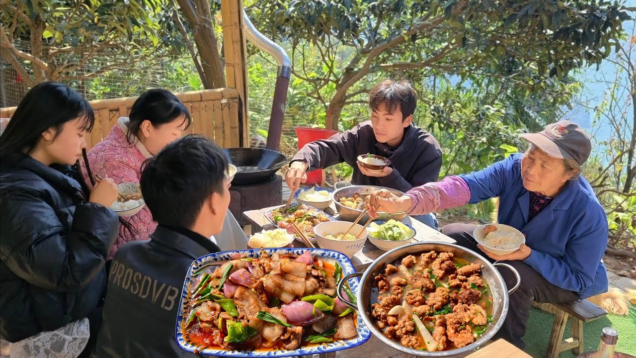 China famous dish: Crispy meat.今天炫10斤黑毛土猪肉！酥肉炸得外酥里嫩，回锅肉香到舔盘，这农家味直接一口入魂