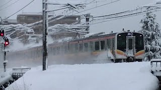 新雪の中を進むE129系422M 信越本線上り