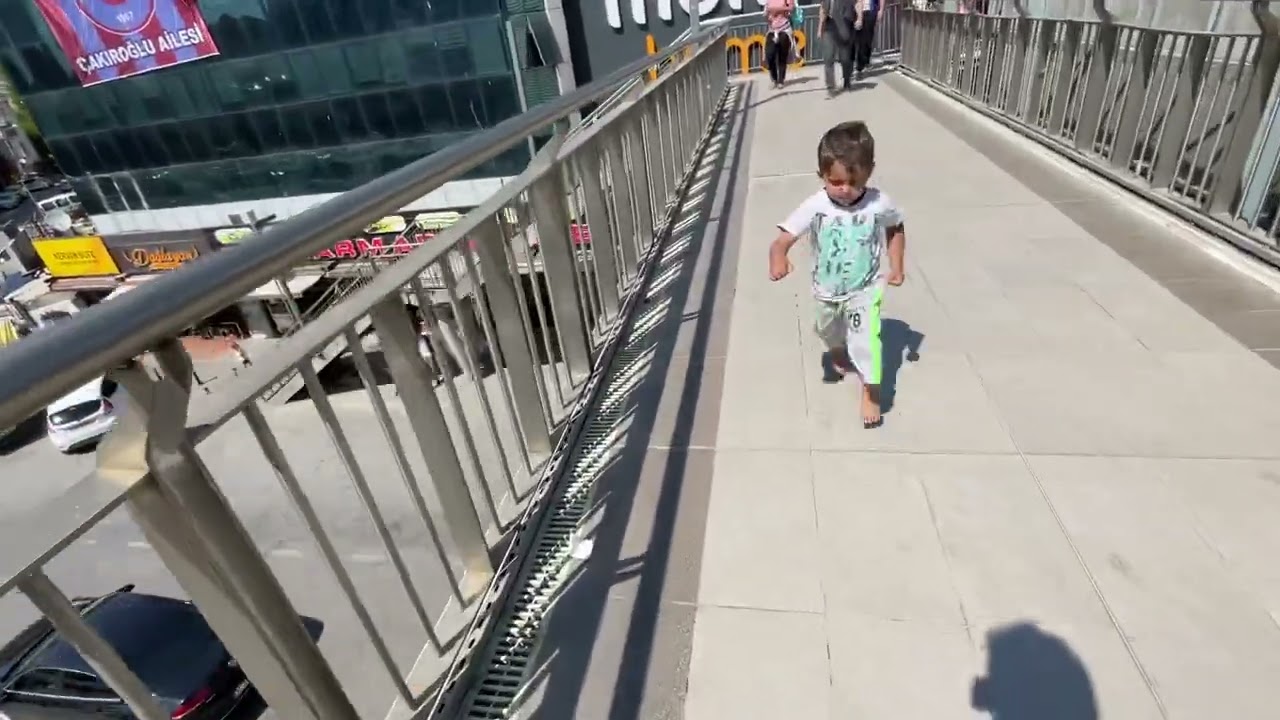 Yeni Sahra Optimium AVM üst geçit İstanbul Türkiye