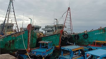 Ghe cào Vũng Tàu vào cảng Phú Quý lấy đá chuẩn bị ra khơi