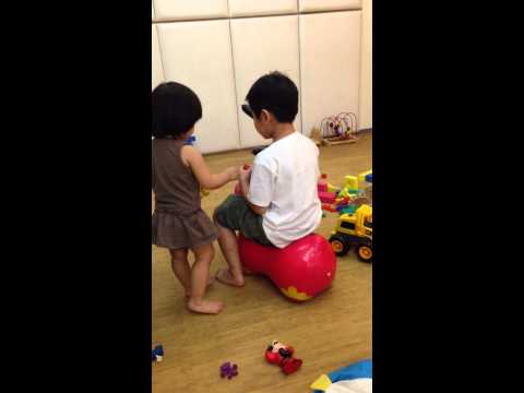 妹妹騎馬的英姿，要騎的好看對二歲小孩來說似乎比較難