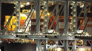 Nachtelijke bedrijvigheid in de Rotterdamse haven bij de Euromax Terminal.