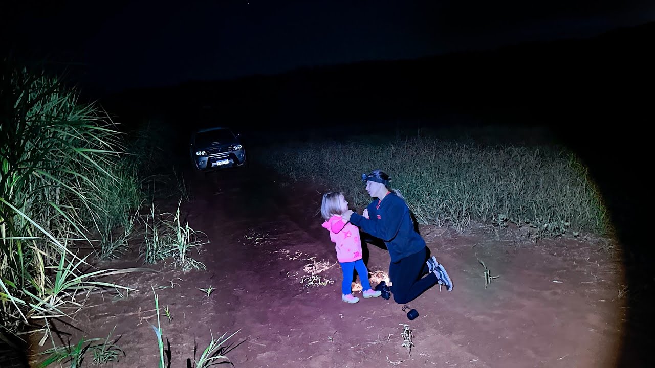 Сюрреалистическая девушка-призрак бежит и обнимает Таис посреди записи