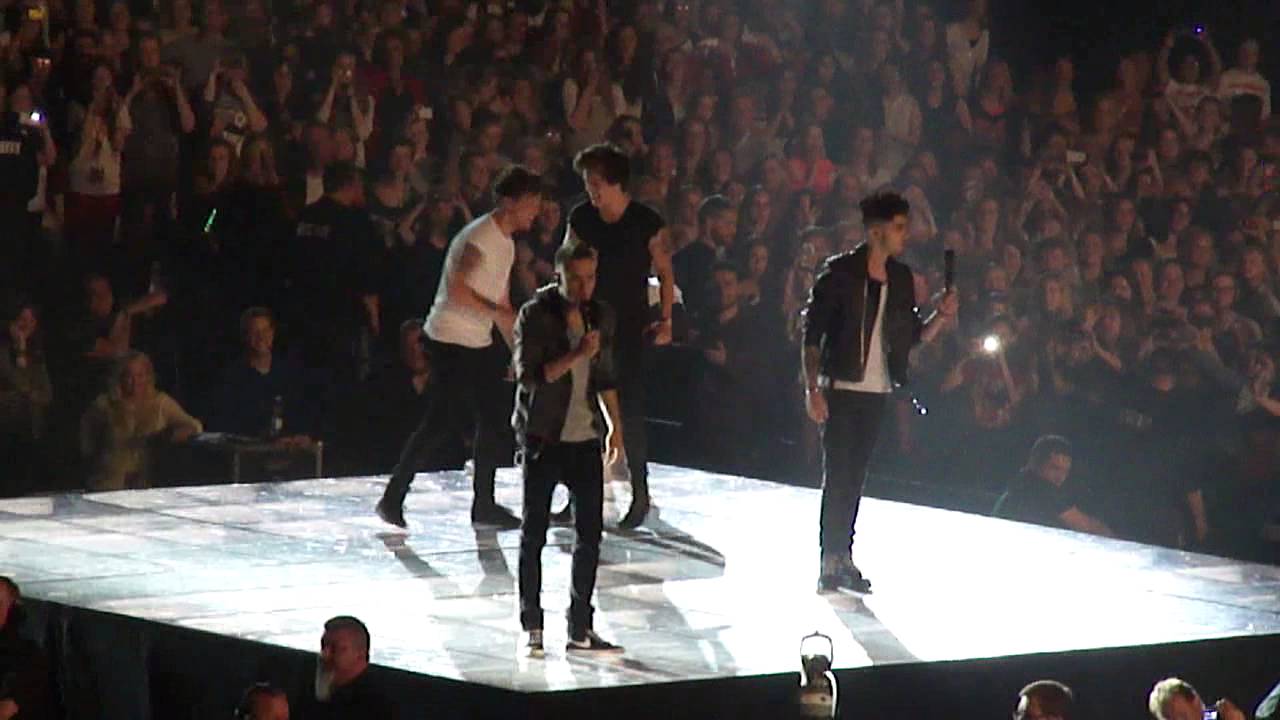 HD | One Direction - Twitter Questions in Herning, Denmark