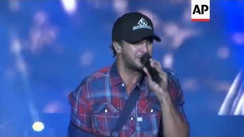 Country star Luke Bryan performs with broken collarbone