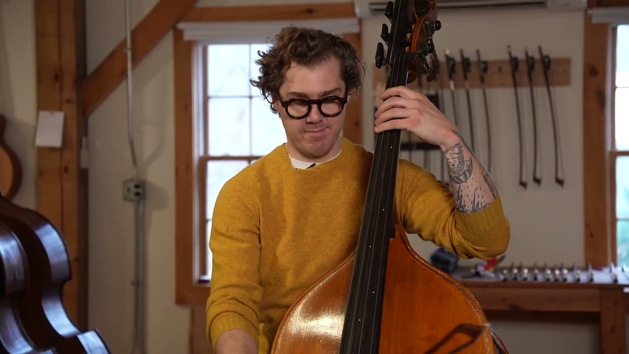 Алекс Свенсен играет на бас-гитаре Upton Bass 5/8 Bohemian