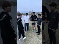 財布落としたらしいので拾ってあげた/川に落ちる#おもしろ #面白い