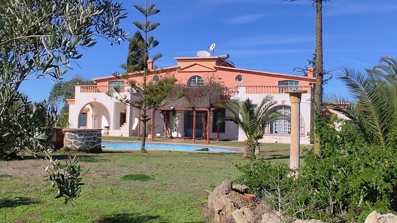 فيرمة كبيرة للبيع في بوزنيقة على الكودرون مساحتها جوج هكتارات محفظة فاخرة فيها فيلا كبيرة 