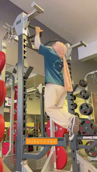 Muslim lady with hijab pull up 🥰💪🏻#gym #girlsfitnessmotivation #gymlover #attitude #legday #fitness