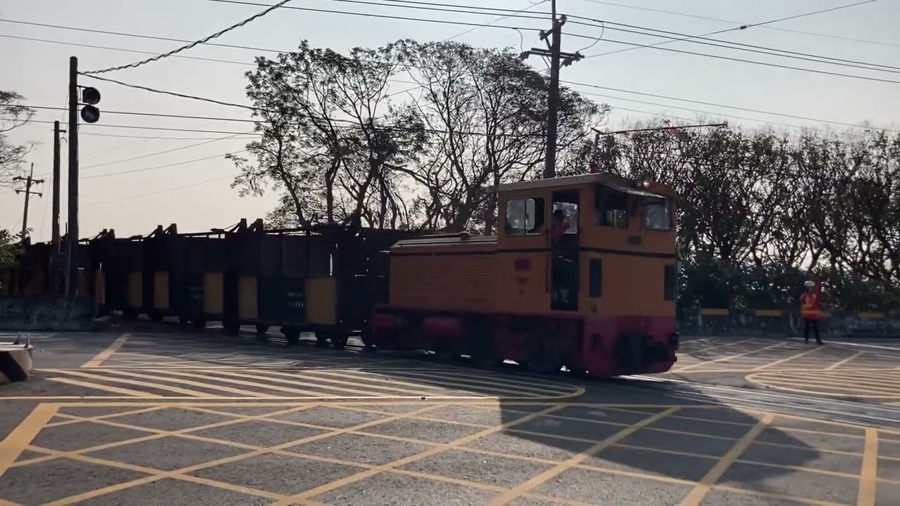 2023/12/13 虎尾糖廠小火車[五分車] 馬公厝線 台19線鐵路平交道 今年度首發班本務德馬118 空車通過[34節]