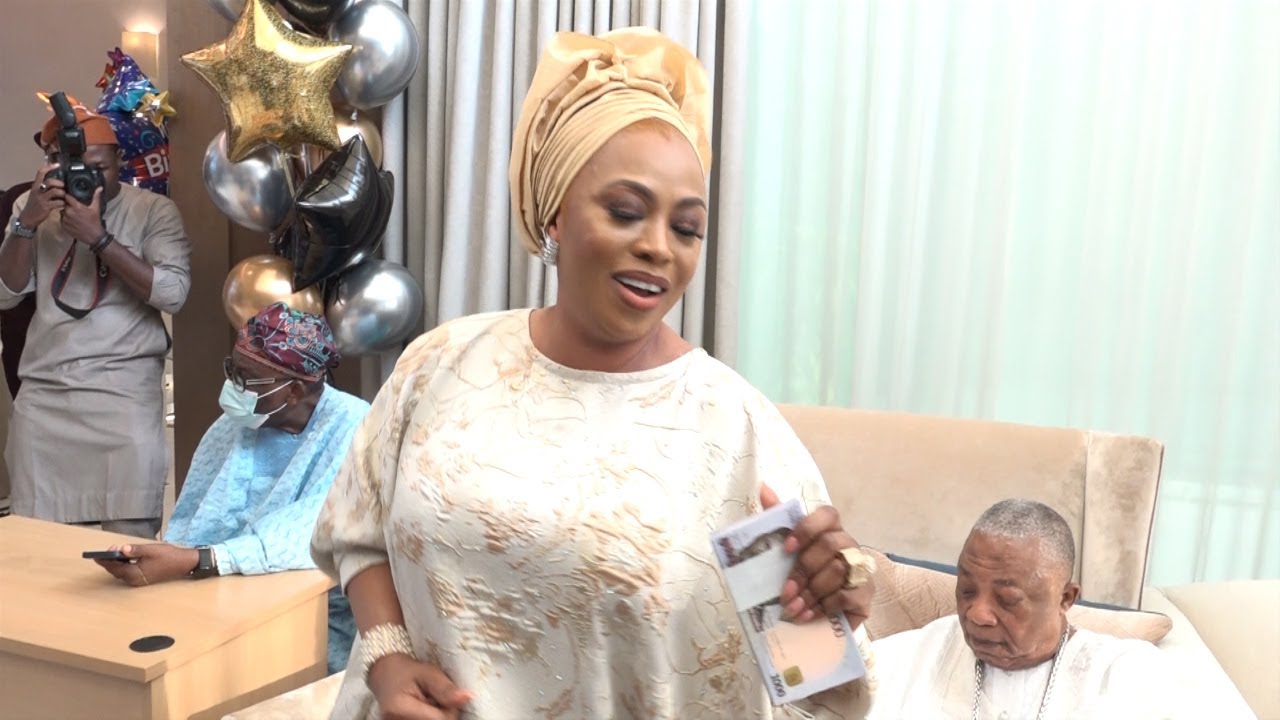 ADEBUTU KESHINGTON WIFE DANCE AWAY HER SORROW ON HER TO CELEBRATE HAPPY NEW YEAR WITH HER FAMILY