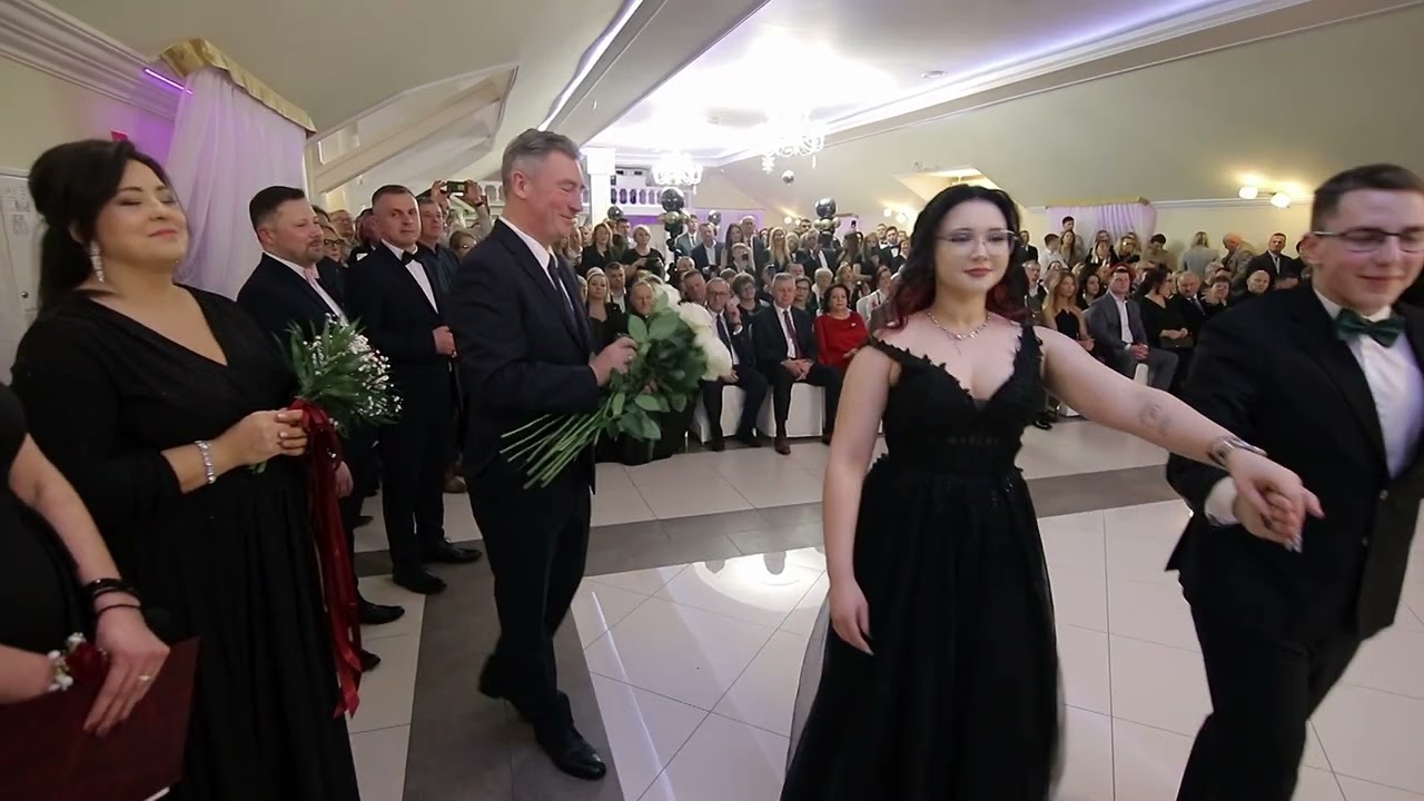 Polonez w wykonaniu maturzystów ZSOiZ w Ciechanowcu podczas balu studniówkowego 2025.