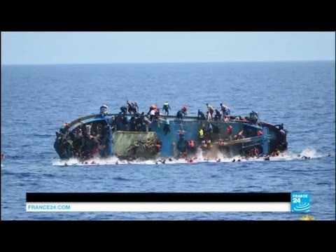 Méditerranée : les images impressionnantes d'un bateau surpeuplé qui chavire au large de la Libye