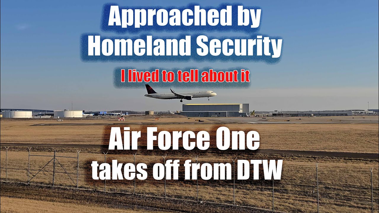 К нему подошли представители Министерства внутренней безопасности перед взлетом самолета Air Forc...