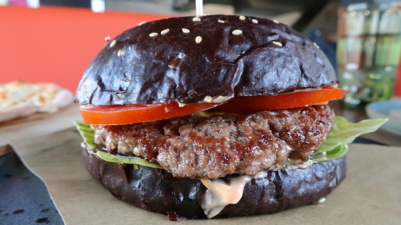 Фирменный бургер в гастробаре Fresh