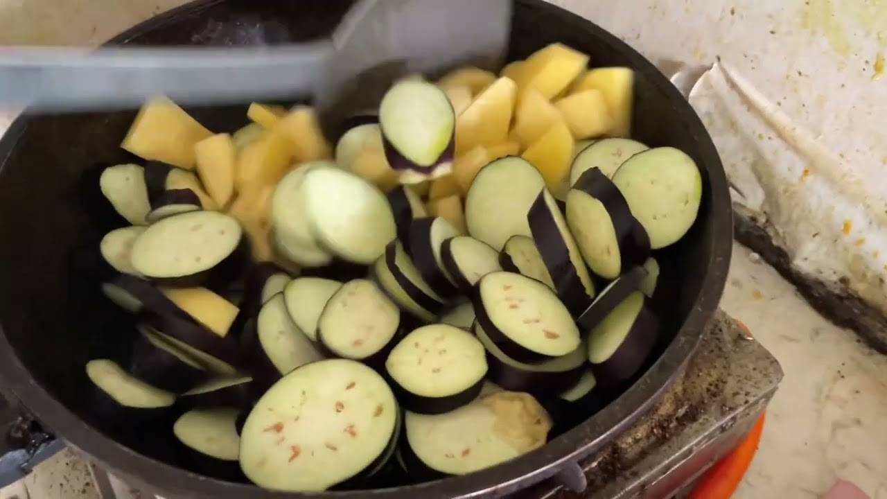 东北农村小伙，为了让小猪吃饱奶水，今天给大猪买了月子餐