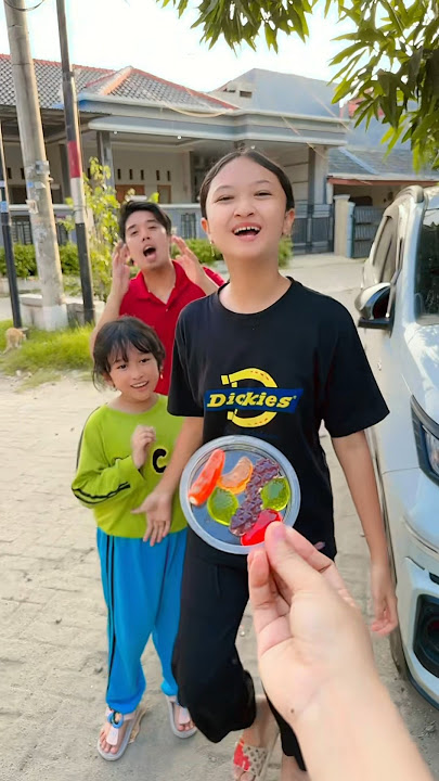 GIVE OUT FRUIT JELLY CANDIES | DAD EATS REAL CHILI #shorts